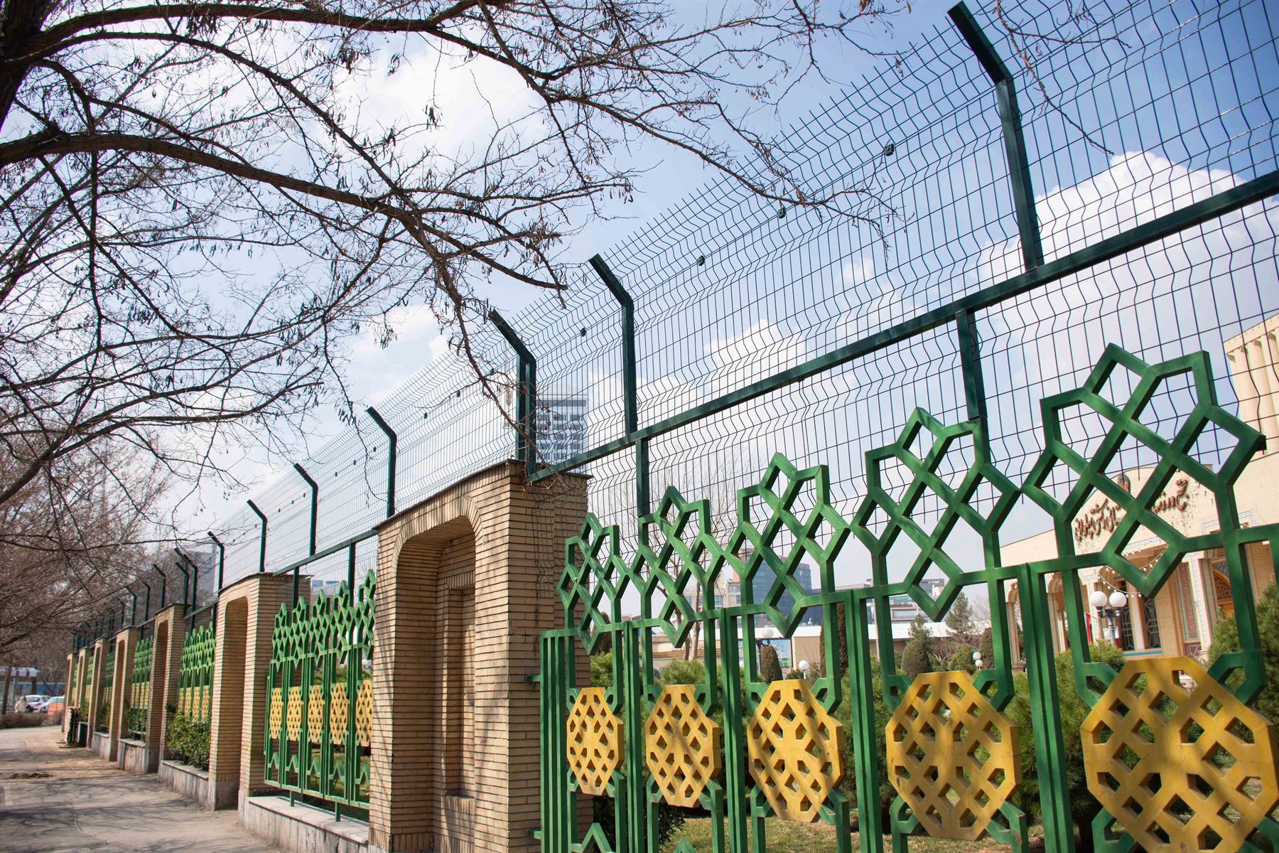 نرده مشبک بلند در یک محوطه سازمانی