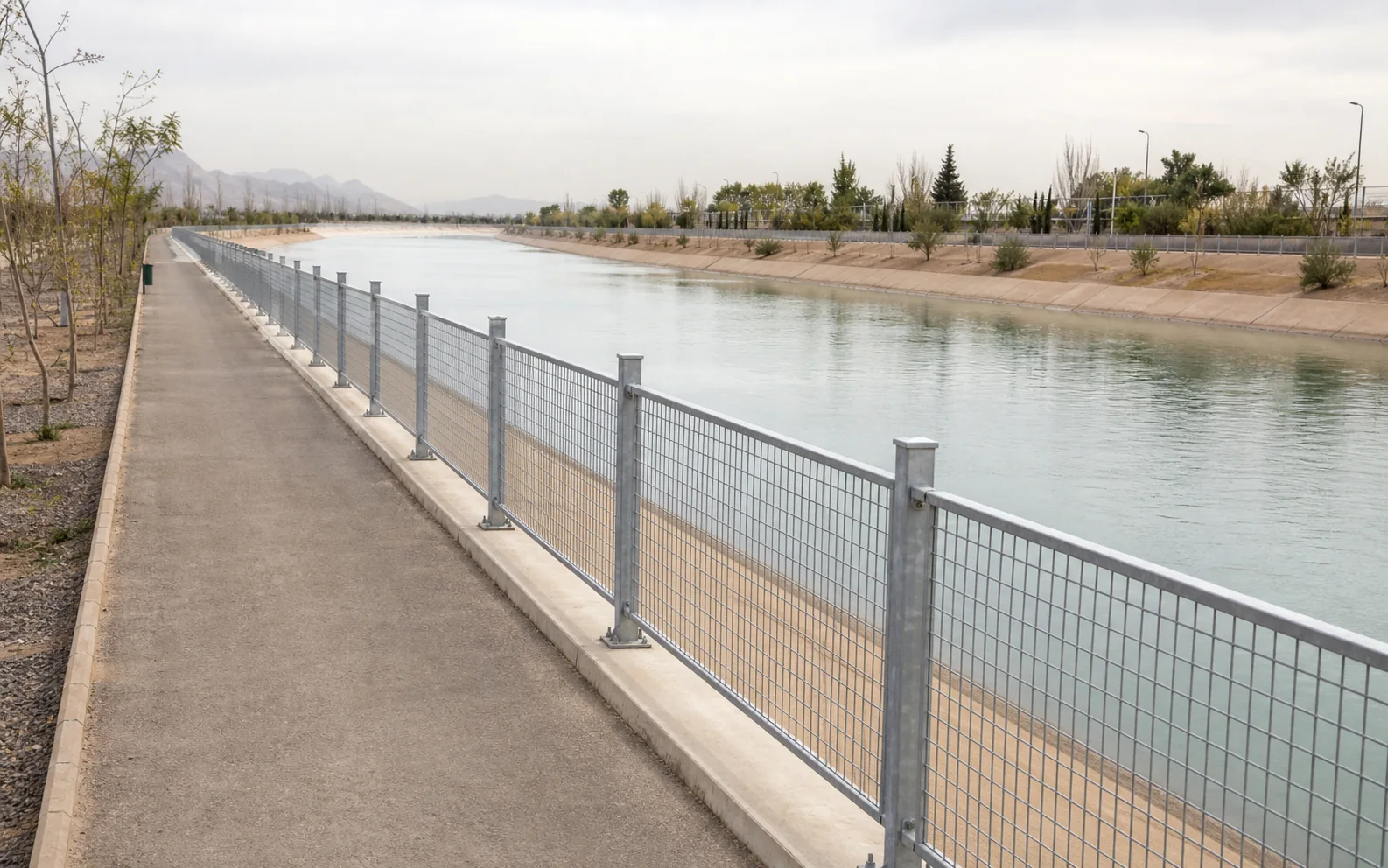 نمای آزمایشی نرده ایمنی مسیر کانال ساختگی